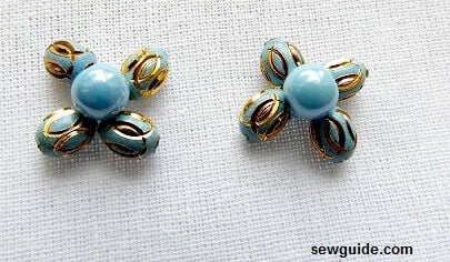 5 bead flowers with one big bead in the middle