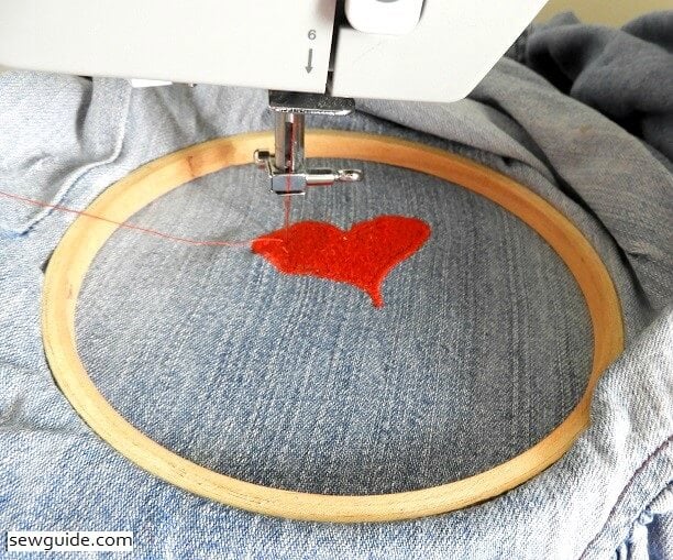 embroider with free motions stitches with a sewing machine