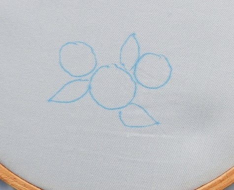 Mark some circles and the leaf on the bedsheet