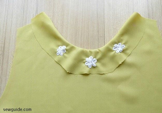 The three loop flowers made on the facing