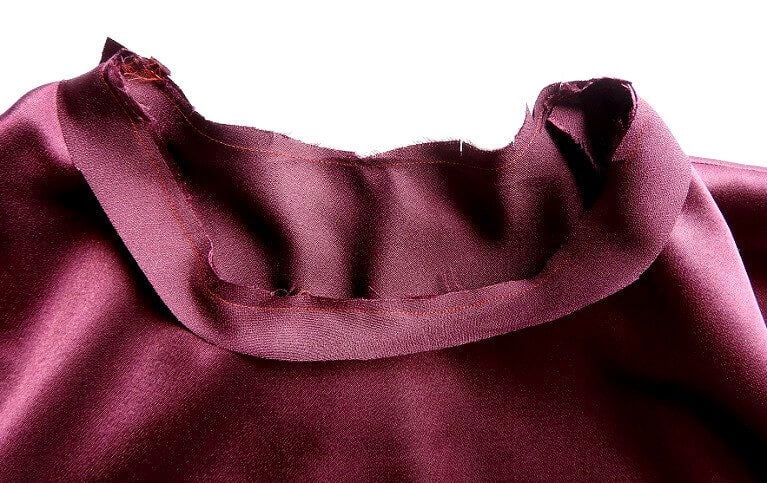 bind the neckline of the top with frill sleeves with bias tape