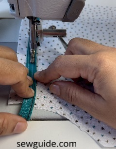 insert invisible zipper