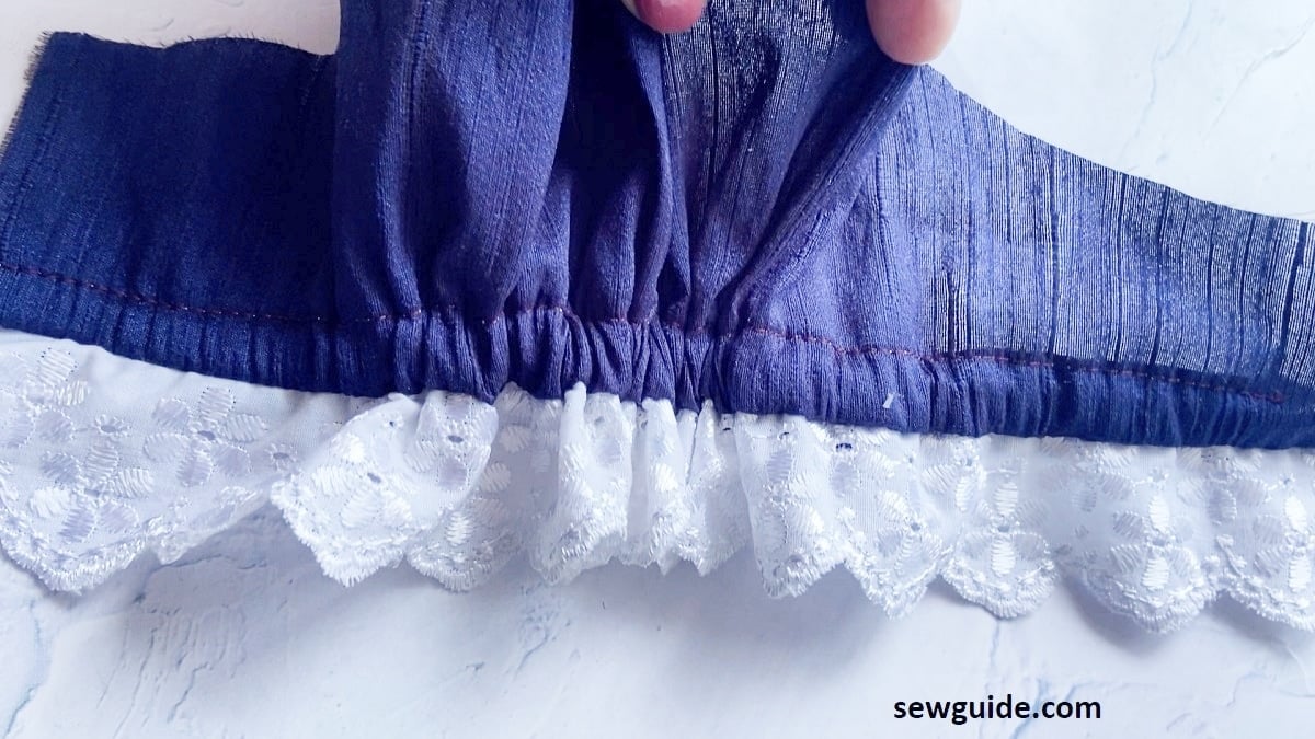 the elastic ruffled lace sleeve hem