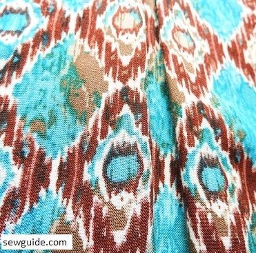 the inverted pleat of the loungewear looks like this from the front