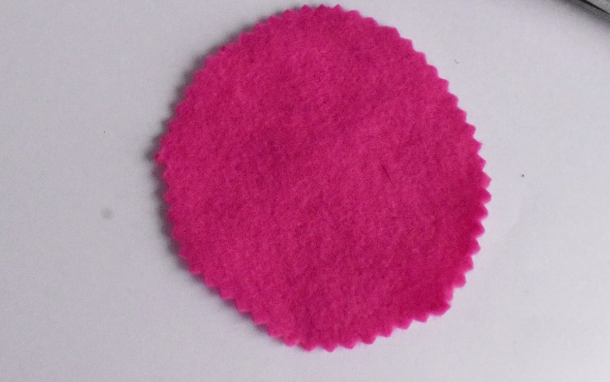 cut a felt in the shape of a circle