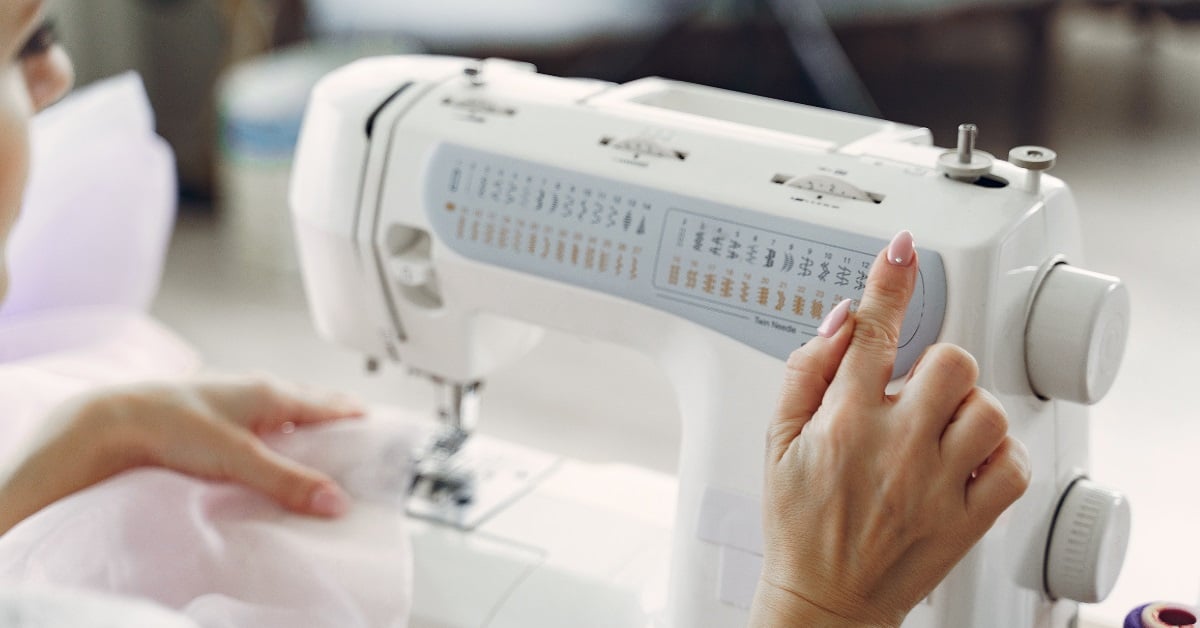 how does a sewing machine work