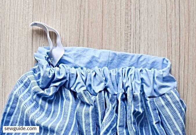 Sew the edges of the elastic together